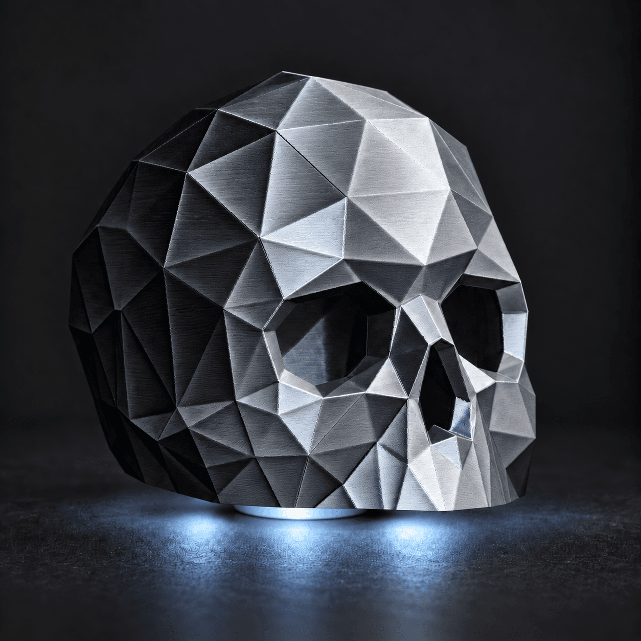 SOULFIRE SPECTRE sort og hvid 3D-printet RGB-kranielampe med sølvlignende silkefinish og underlys