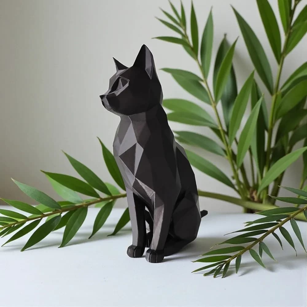 Sort low poly kat set fra siden mellem grønne grene