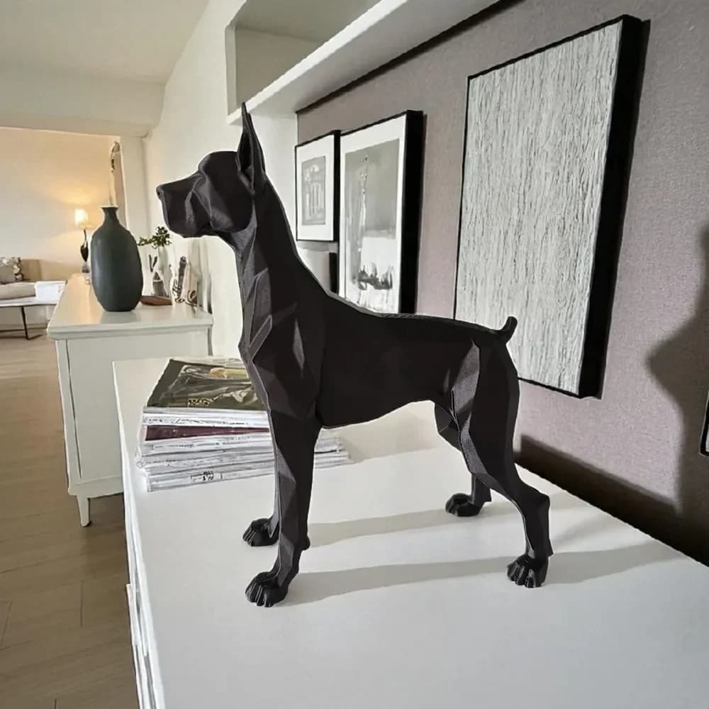 Sort Grand Danois i low poly vendt mod venstre på hvid skænk med magasiner og indrammet kunst på grå væg
