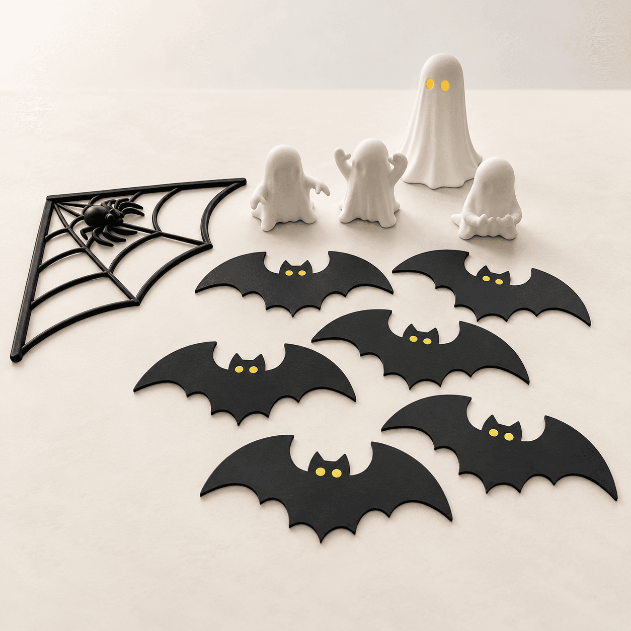 Halloween pynt sæt med 6 sorte flagermus, 3 hvide spøgelser, et lysende spøgelse og et sort edderkoppespind på en lys baggrund